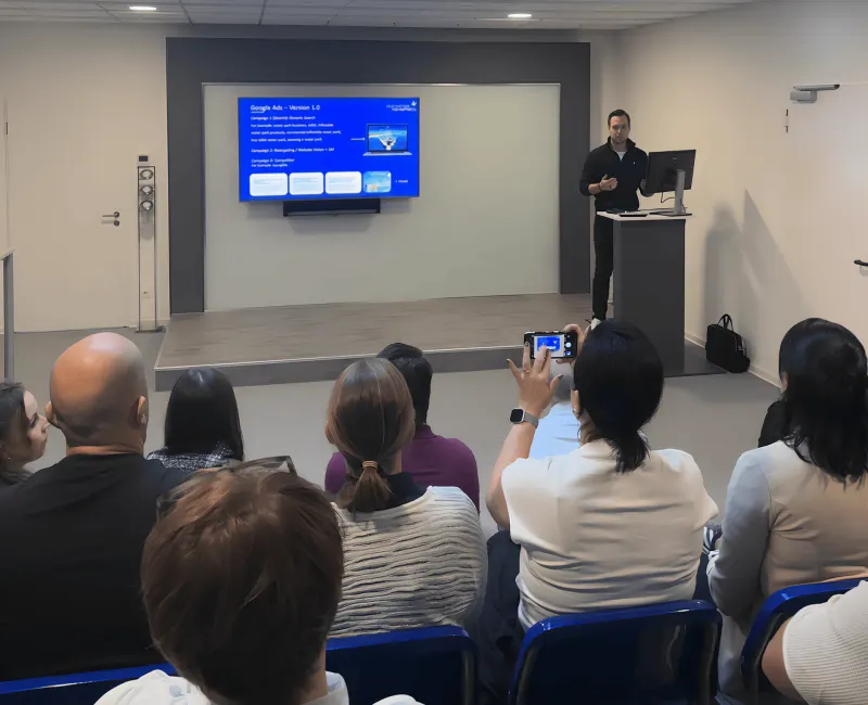 Philipp Poppe spricht bei einer Konferenz von Wibit über Google Ads